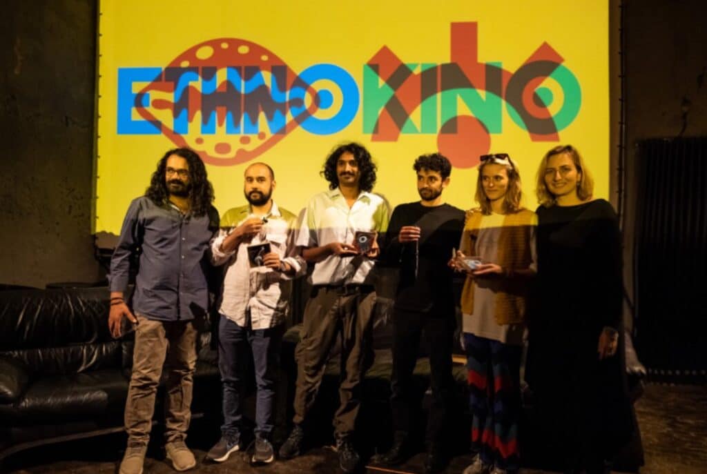 Die dritte Ausgabe des Ethnokino-Festivals in Bern. Auf dem Foto sind von links nach rechts die Filmemacher:innen Cihan Elci, Derin Emre, Shubham Sharma, Aymane Filali, Annika Minsch und Eda Elif Tibet. zVg