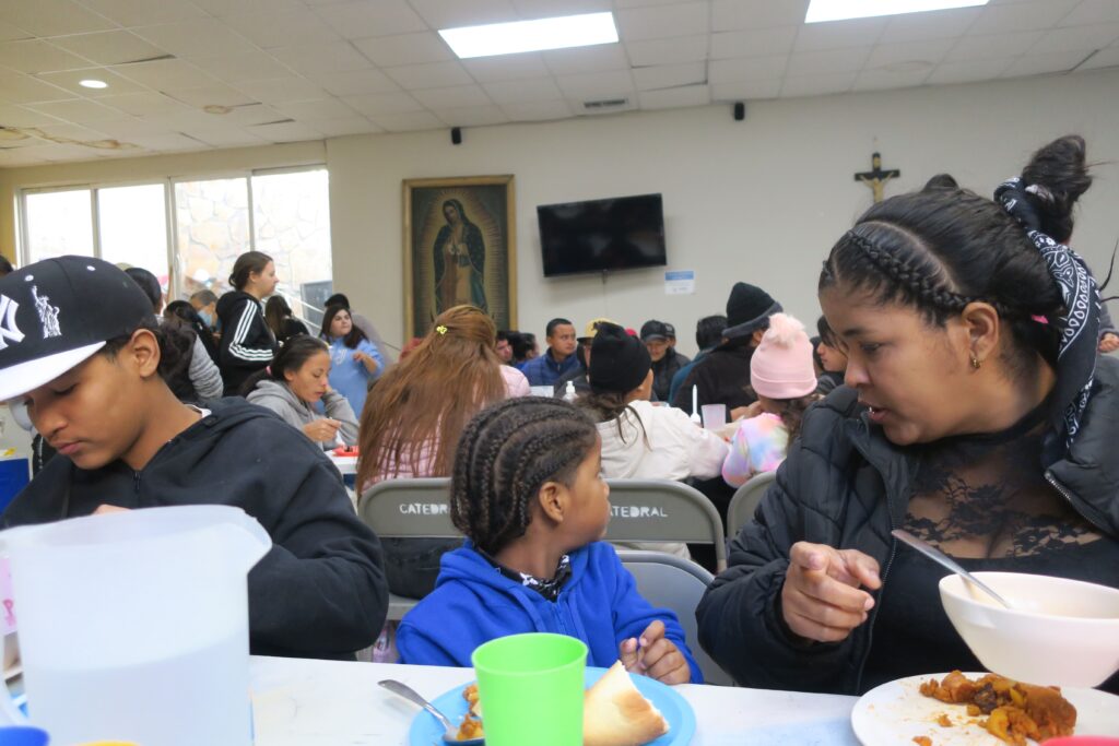 Geflüchtete aus allen Ländern Lateinamerikas in einer Gratis-Essensausgabe der Kirche in Ciudad Juarez. Bild: Flurina Dünki
